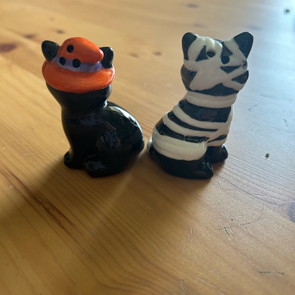 Halloween cat salt and pepper shakers
